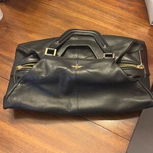 Pour La Victoire black leather purse